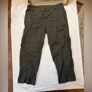 Calvin Klein Jeans size 8 army green cargo capri pants